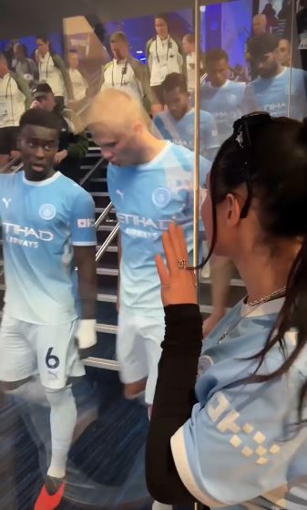 Atriz de cinema adulto veste camisa do Man City; The Sun especula sobre ligação entre Haaland e Bellingham