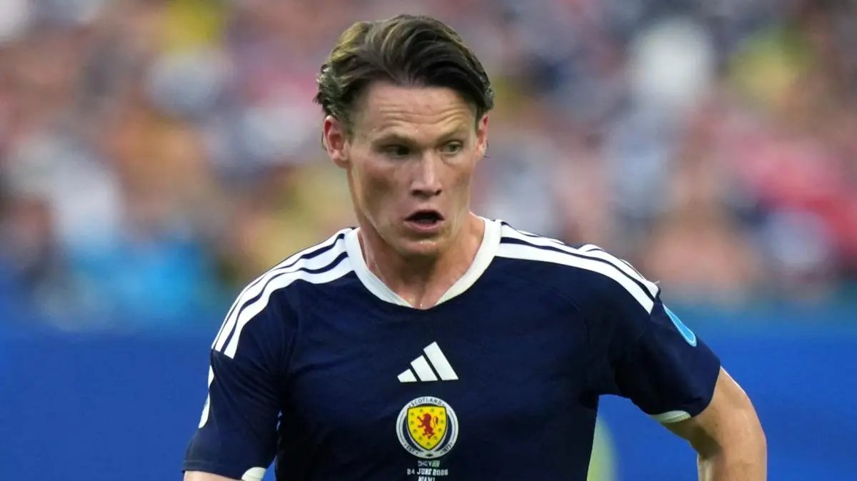 Thị trường: McTominay gặp khó khăn trong gia hạn, có thể rời Napoli vào tháng 1