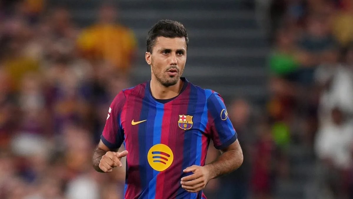 Rodrigo Hernández celebra la centesima presenza in Liga