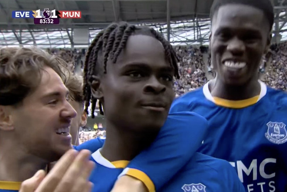 Tyrique George anota su primer gol con el Everton y empata contra el Manchester United