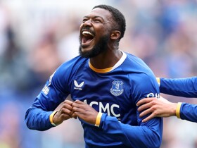 Everton 2-2 Manchester United: Debutant Maitland-Niles salvages last-gasp draw