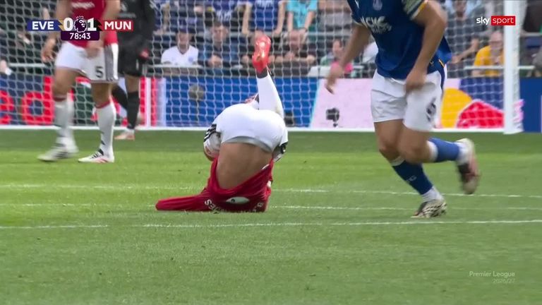 Sky Sports Alemania: Tarkowski derriba a Bruno Fernandes sin recibir amarilla