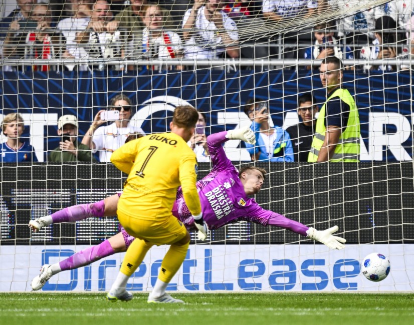 Incroyable : un gardien marque deux buts ! Koeman Jr. premier en Eredivisie avec deux penalties et une égalisation à la 101e minute