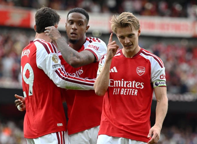 Arsenal logra por tercera vez en su historia 3 victorias en 3 partidos y menos de 2 goles encajados