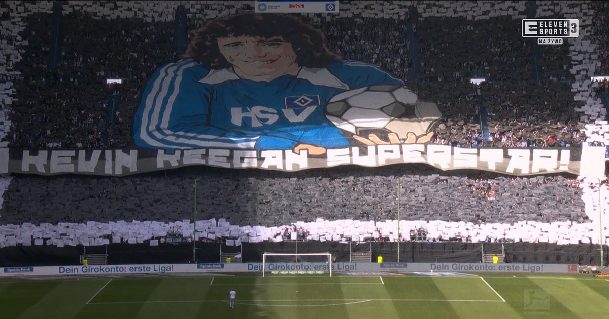 El Hamburgo rinde homenaje a la leyenda Kevin Keegan con un tifo gigante en su primer partido en casa de la temporada