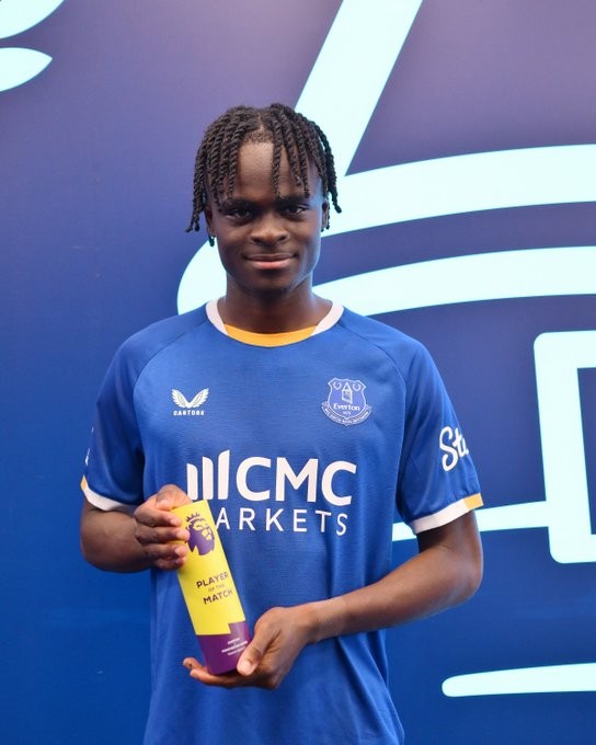 Tyrique George anota su primer gol con el Everton y es elegido mejor jugador del partido