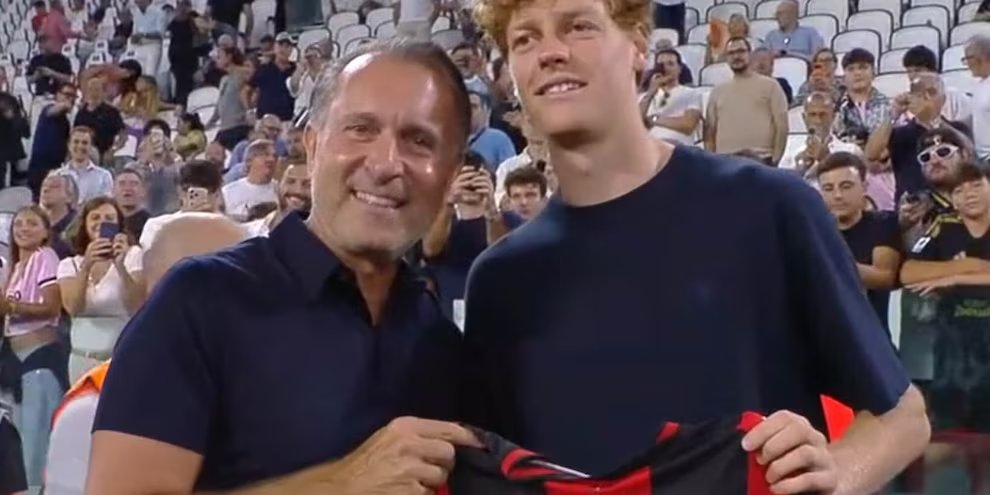 Sinner sah Juventus gegen Milan und erhielt ein Milan-Trikot mit der Nummer 1