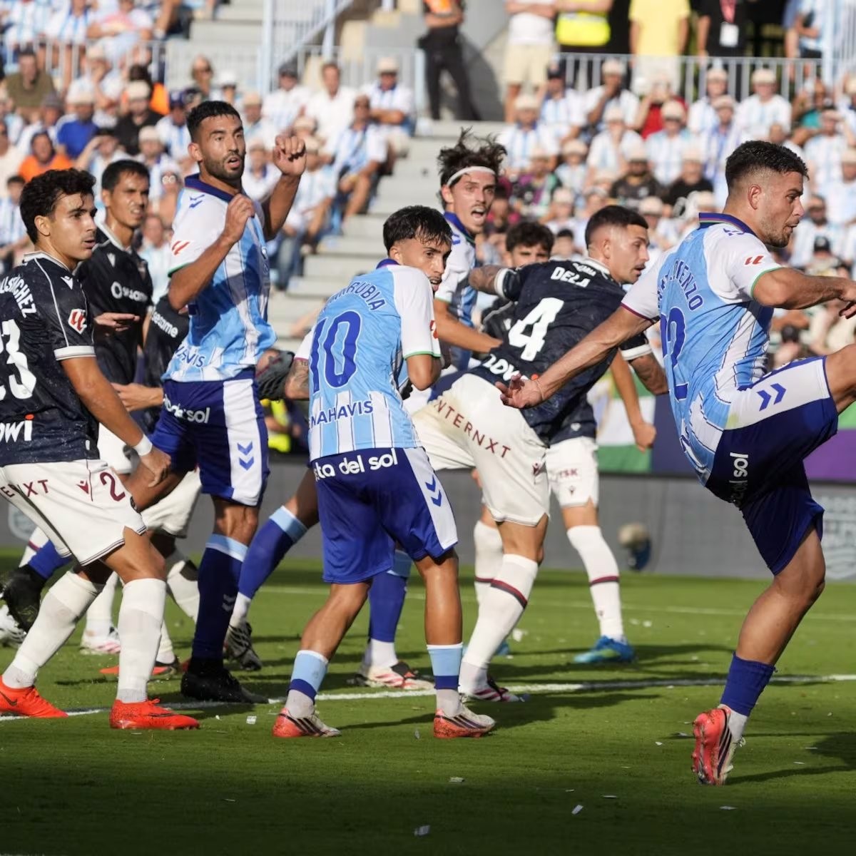 Málaga y Levante se neutralizan en su Liga terrenal