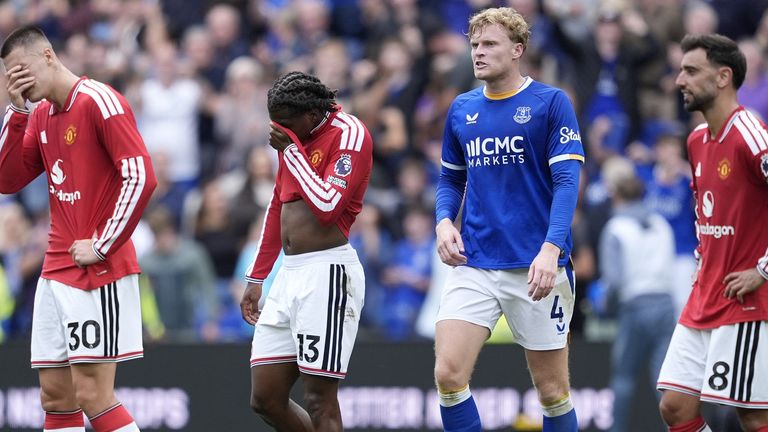 Neville: Los rivales del Man United ahora sienten que tienen posibilidades de marcar