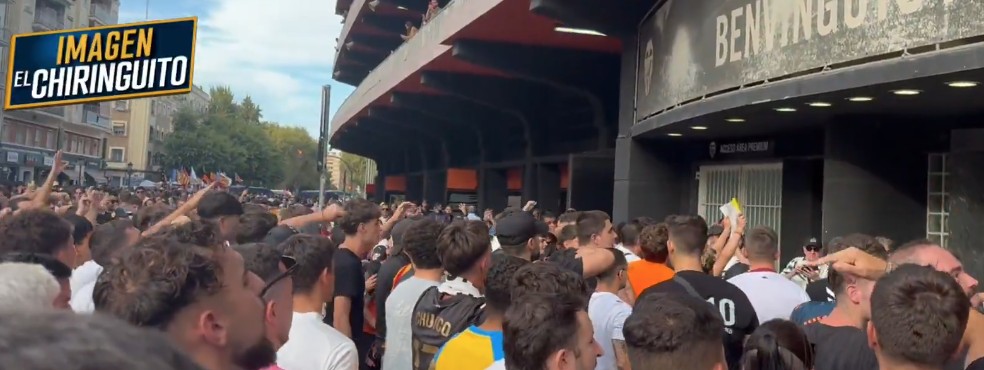 Valencia verliert 0:5 gegen Barça, Fans rufen „Lim Eng Hock raus"