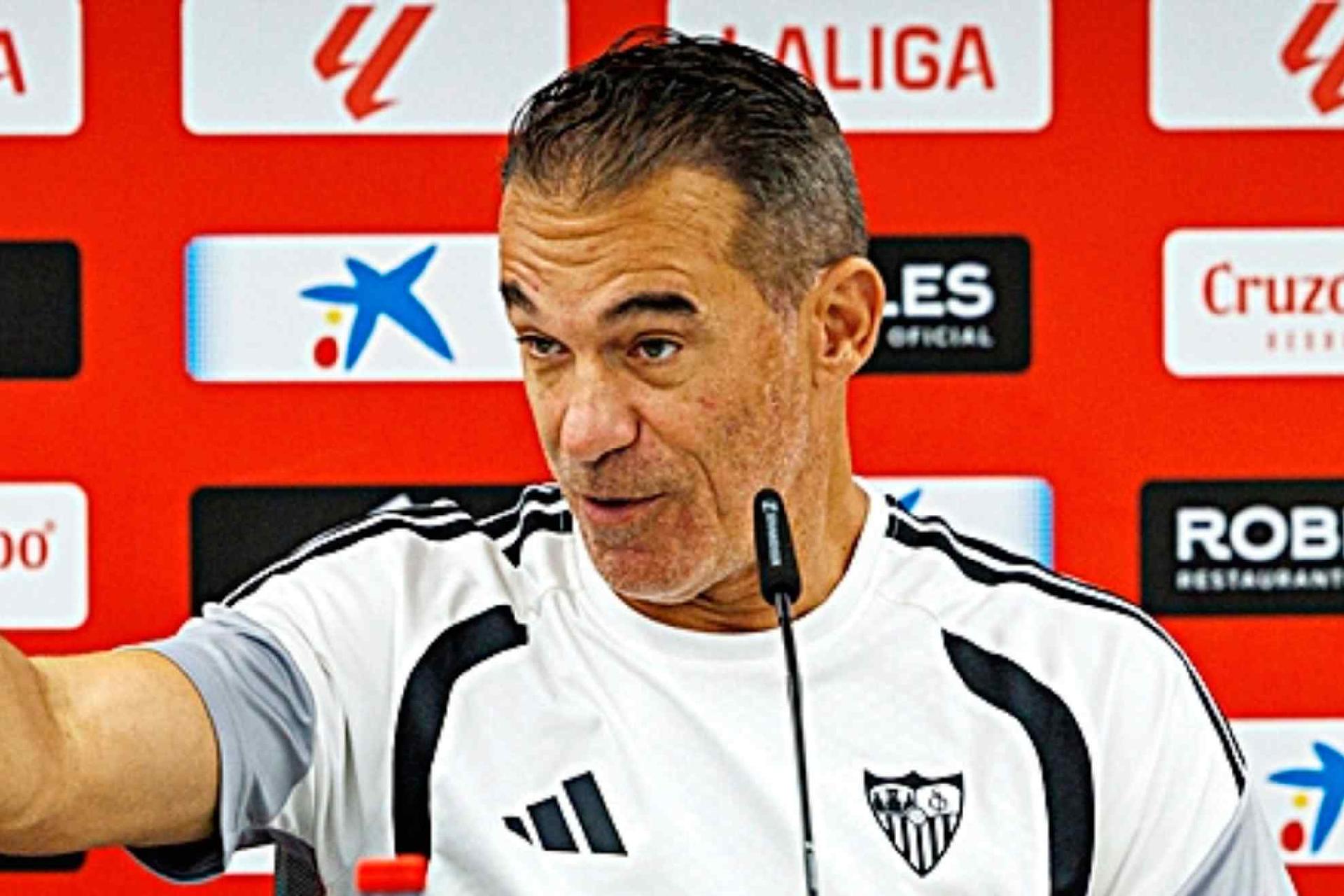 HLV Sevilla: Không thể phòng ngự khu vực cấm địa như vậy ở pha lên bóng cuối cùng