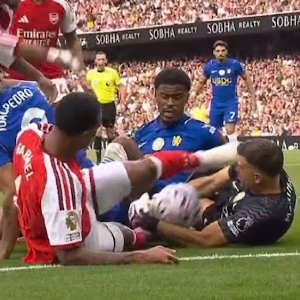 Rooney: Gabriel Extremely Lucky Not to Be Sent Off After Kicking Martinez in the Head