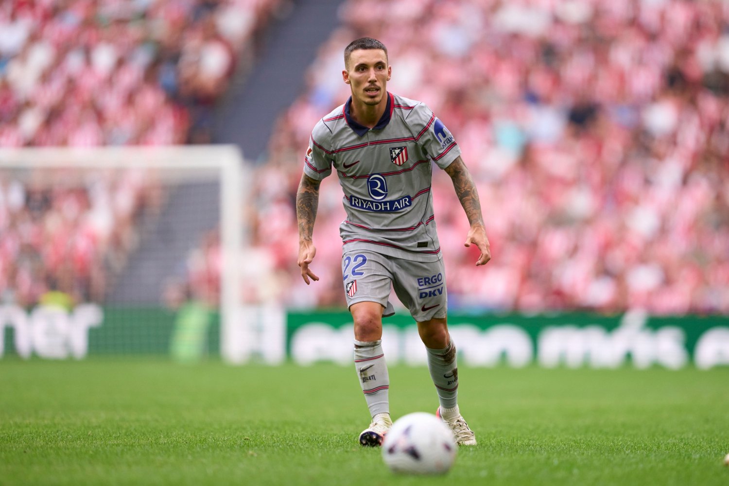 Marca: La defensa de Grimaldo genera dudas, Hincapié podría jugar de lateral izquierdo contra el Liverpool