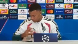 Déjà vu au Real Madrid : Mbappé retire à nouveau une bouteille de soda en conférence de presse