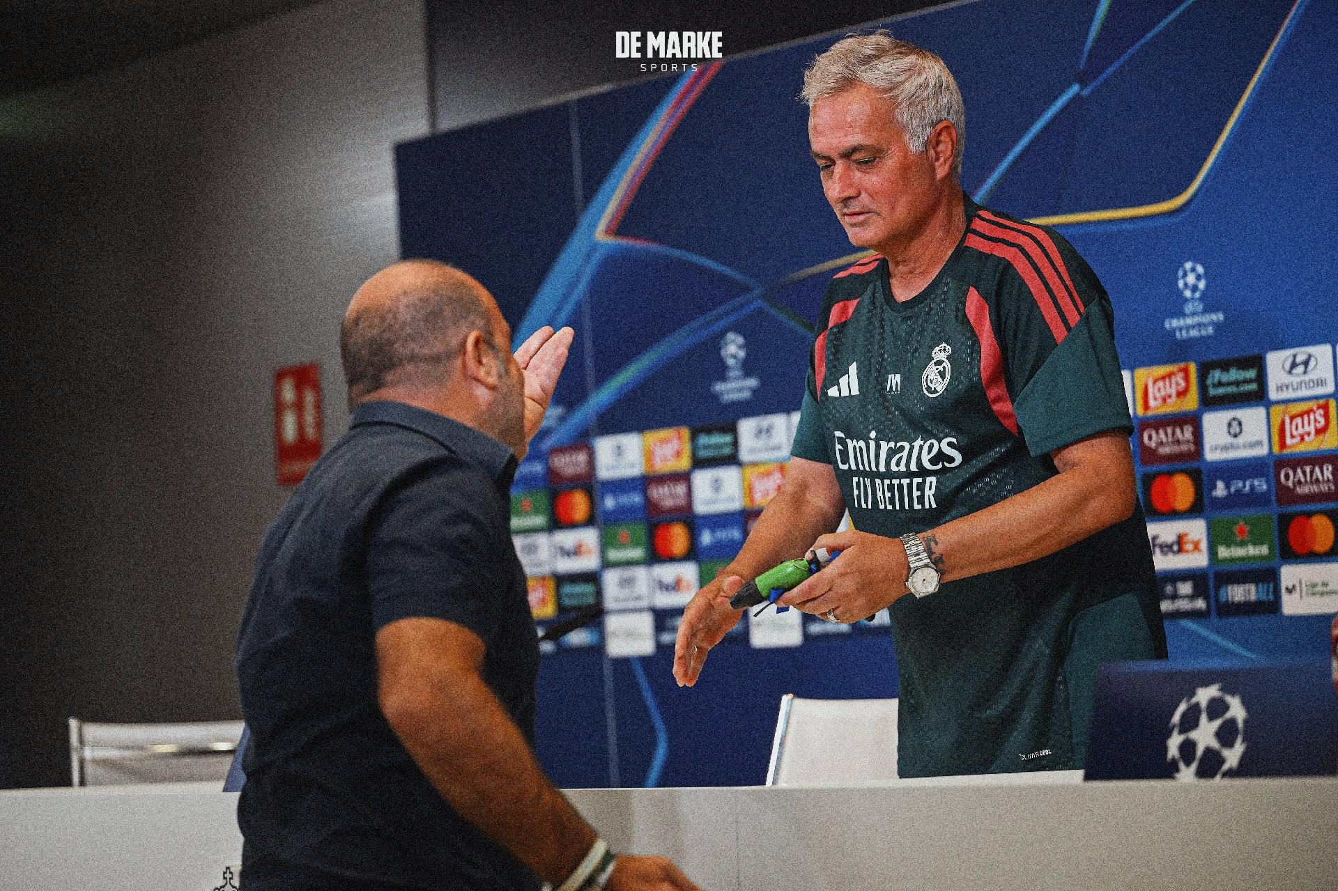 Italienischer Journalist schenkt Mourinho einen Rasensprenger und spielt auf Camp-Nou-Vorfall von vor 16 Jahren an