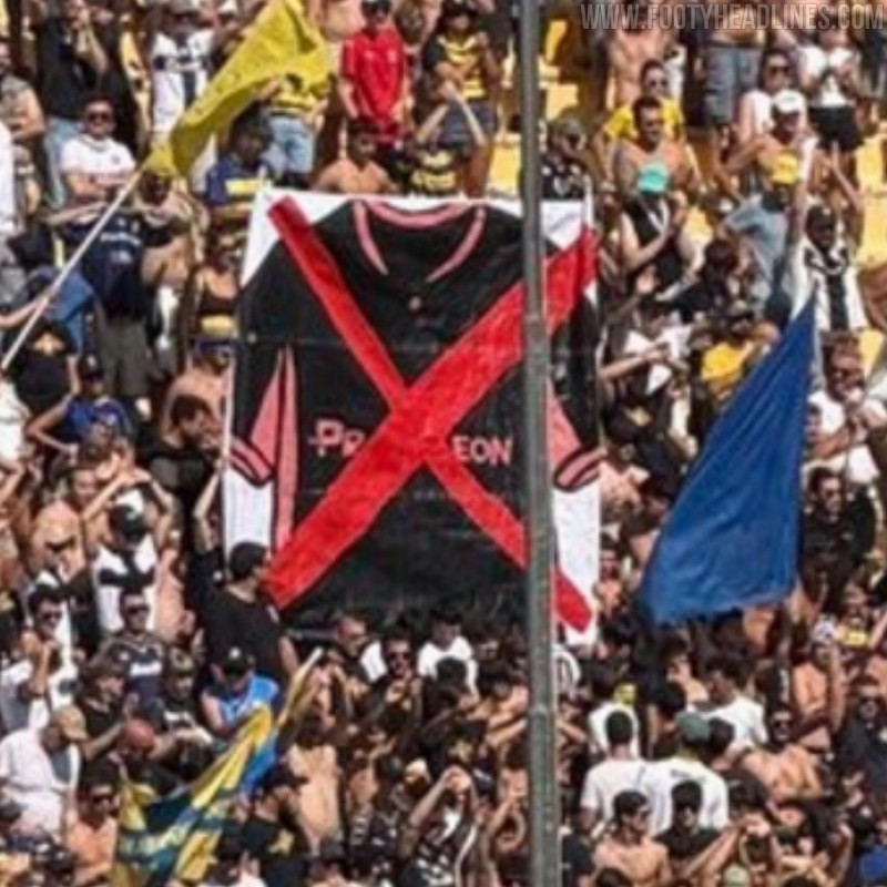 La nueva segunda equipación del Parma genera descontento entre aficionados, que muestran pancarta: "Por favor, respeten nuestra historia"