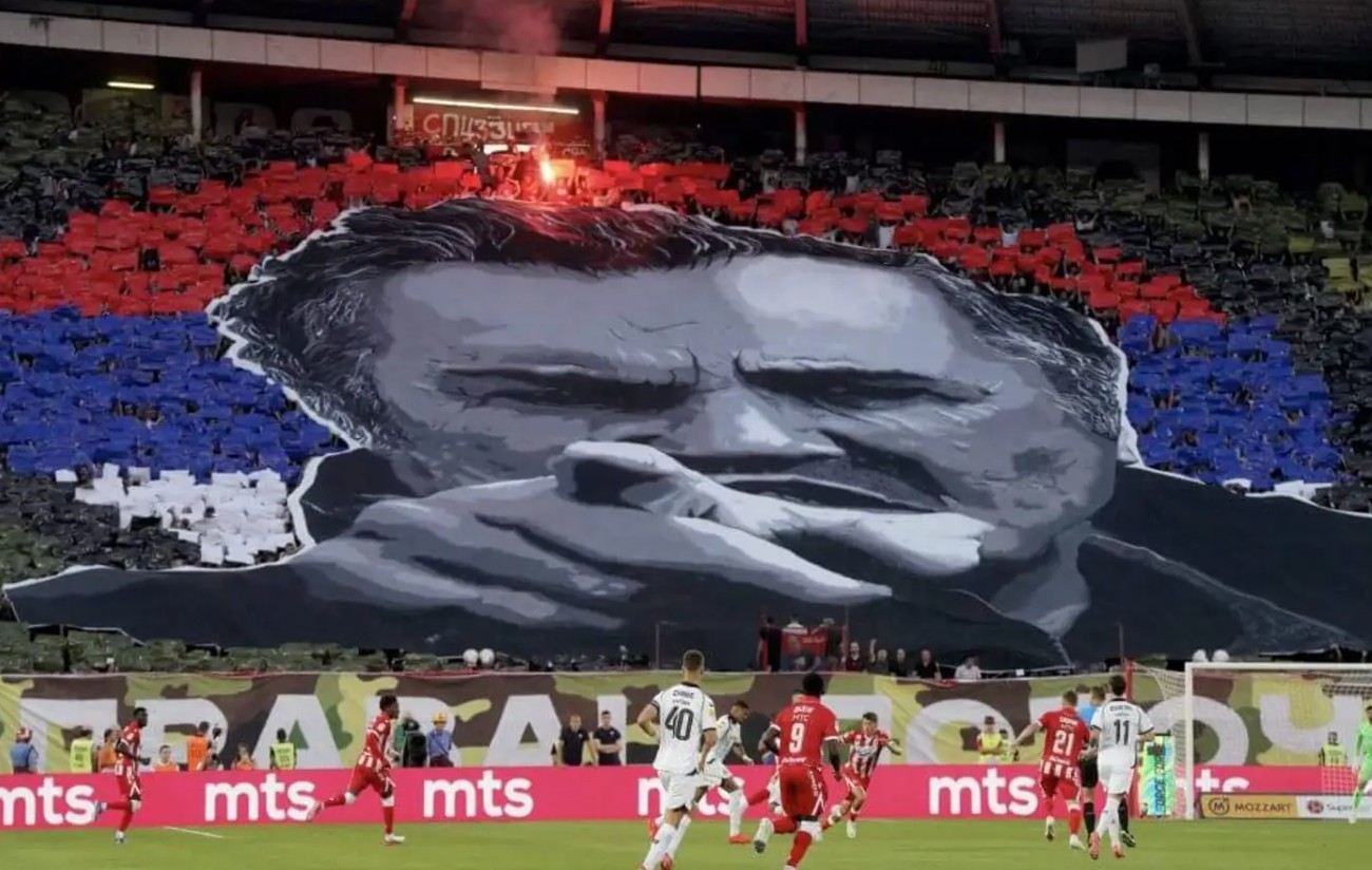 크르베나 즈베즈다 팬들, 전범 믈라디치 추모… UEFA 이미 구단 징계
