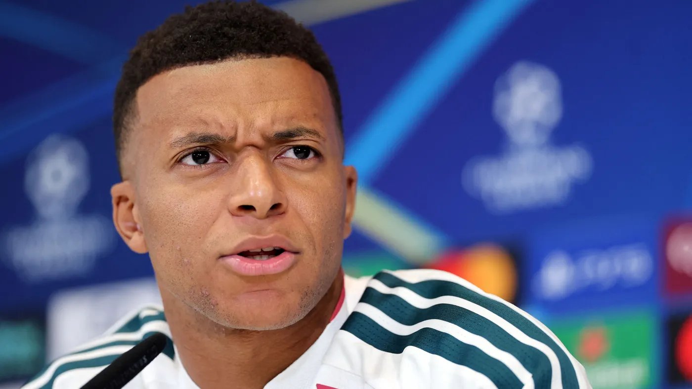 Bảo vệ quyền hình ảnh, Marca: Mbappe dời chai nước tăng lực khỏi bàn họp báo