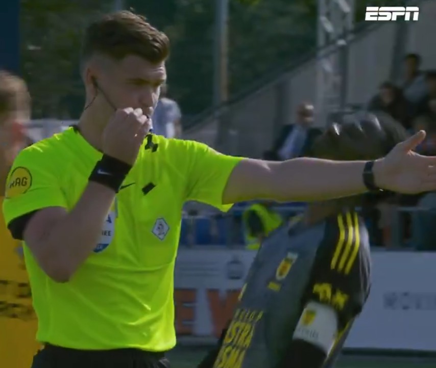 Il capitano dell'SC Cambuur Leeuwarden Amofa si accascia in campo per la frustrazione dopo un rigore assegnato all'undicesimo minuto di recupero