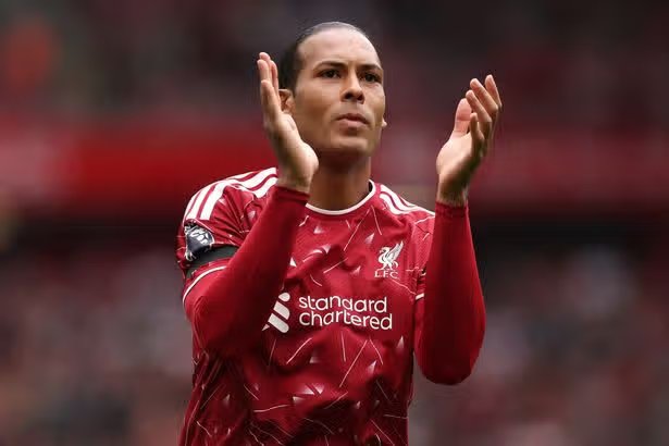 Warnock : Le style d'Iraola peut prolonger la carrière de Van Dijk, mais il faut anticiper sa succession