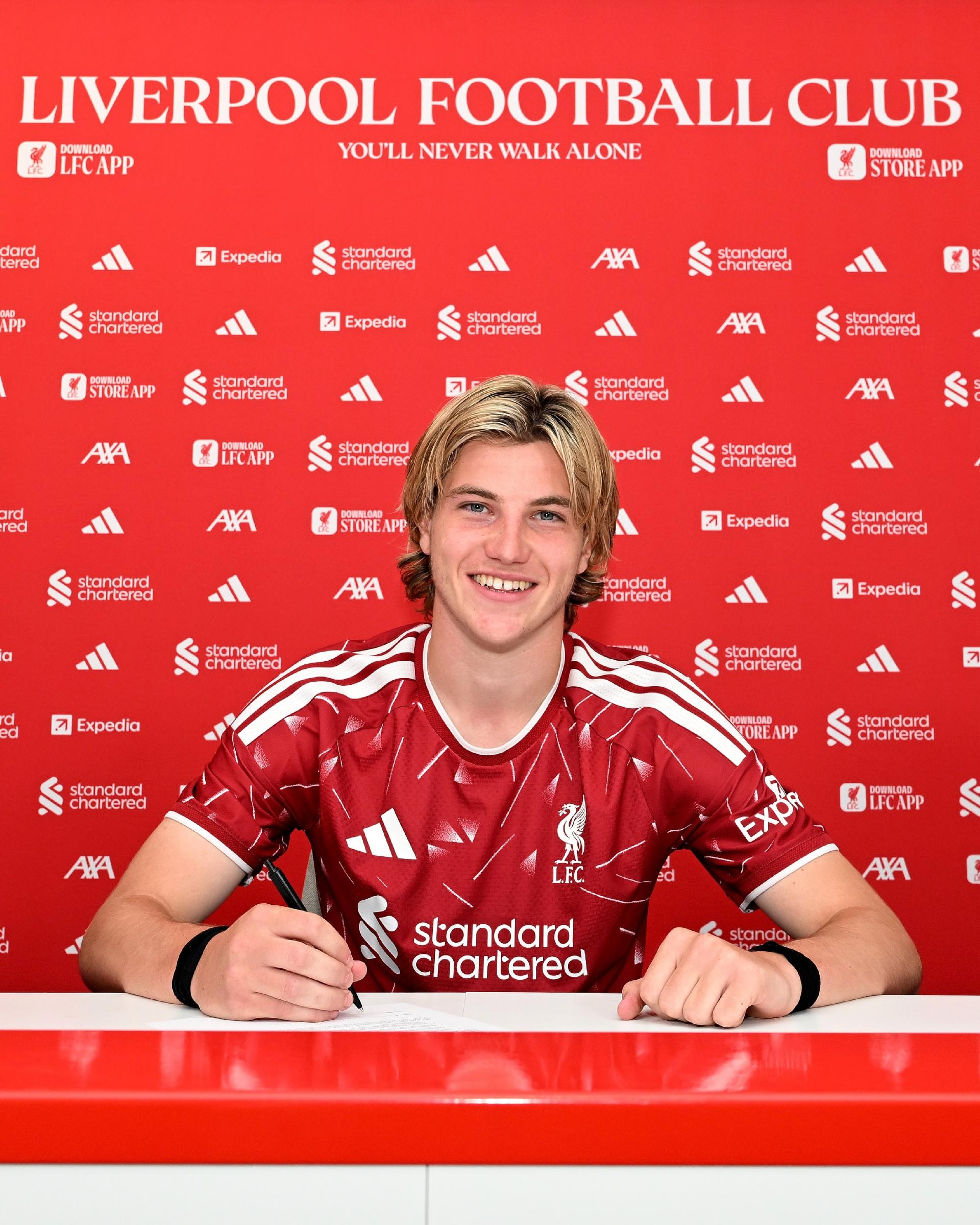 Oficial: Liverpool contrata Hayden Murray-Holm, meio-campista de 17 anos, para seu primeiro contrato profissional