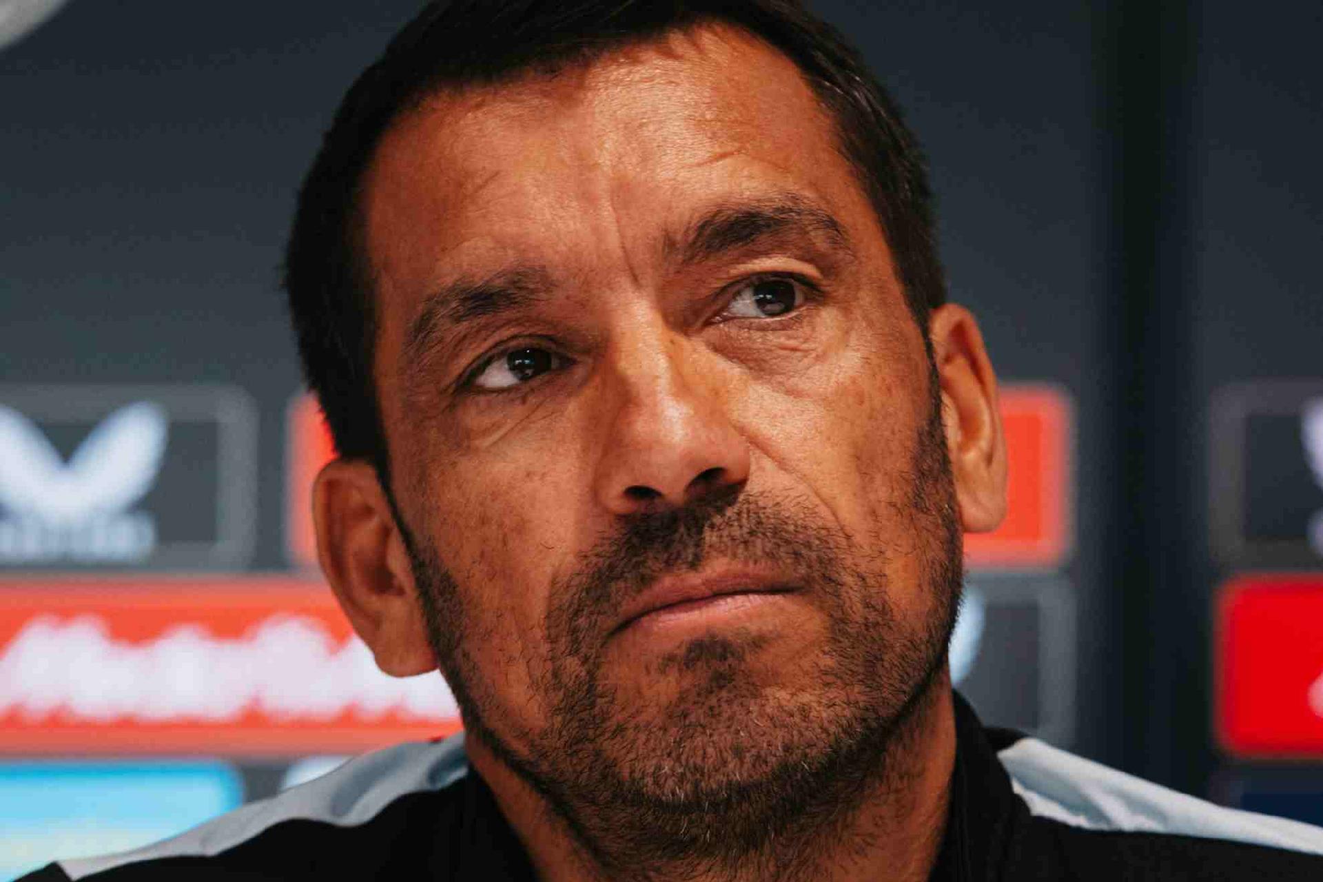 Van Bronckhorst: El Barça juega mejor, pero el Feyenoord no teme