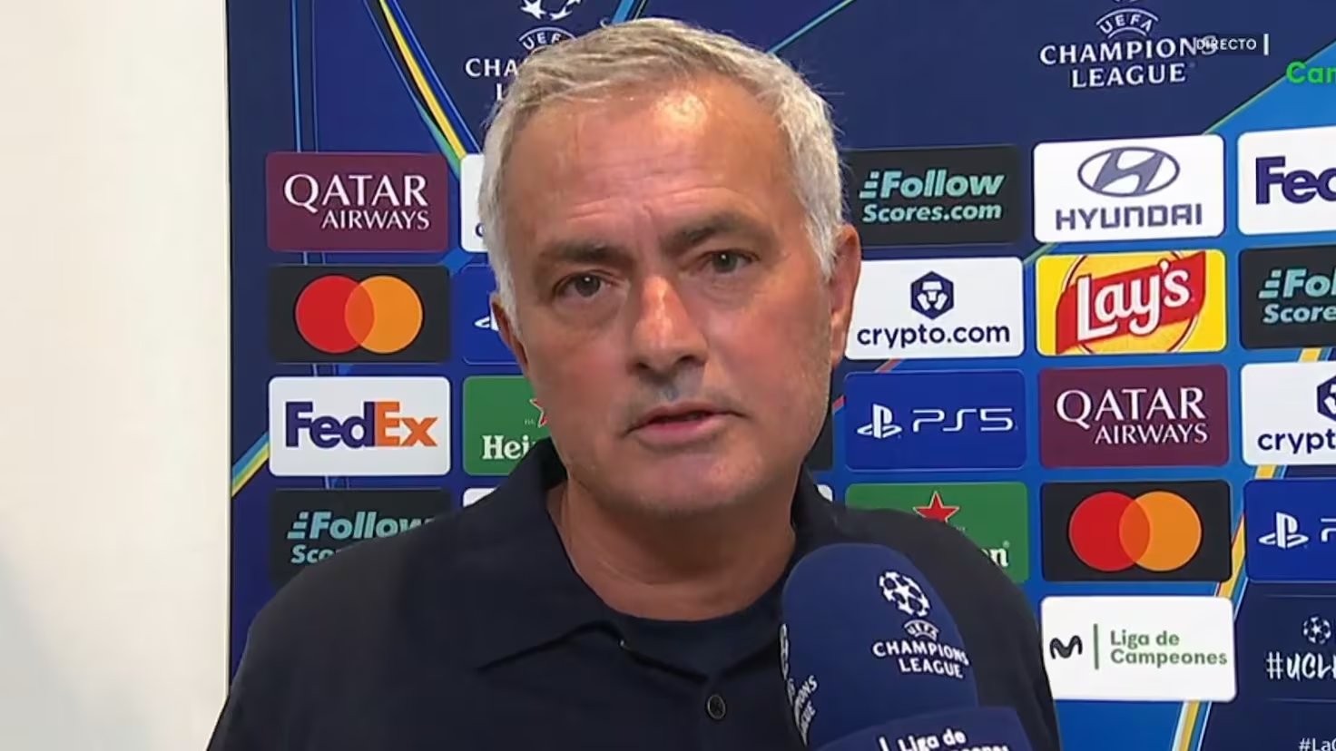Mourinho, mirando a cámara tras el primer análisis de Raúl en Movistar: “No sólo críticas...”