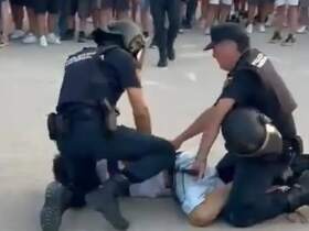 世体：西班牙内政部立案，调查埃尔切警察涉嫌殴打巴萨球迷