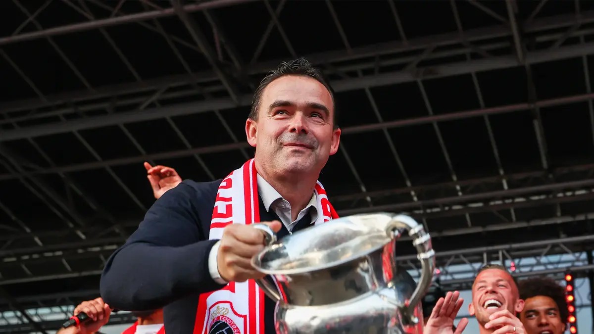 Offiziell: Antwerps Sportdirektor Overmars tritt aus gesundheitlichen Gründen vorübergehend zurück