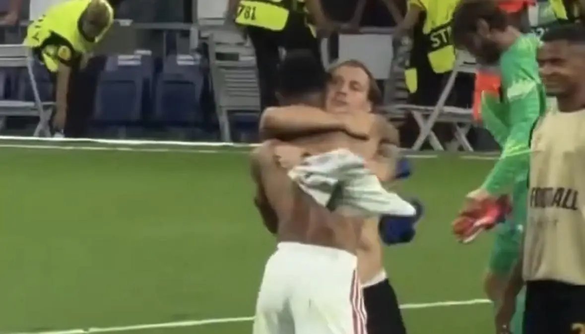 Bellingham tauscht nach dem Spiel Trikot mit Barella