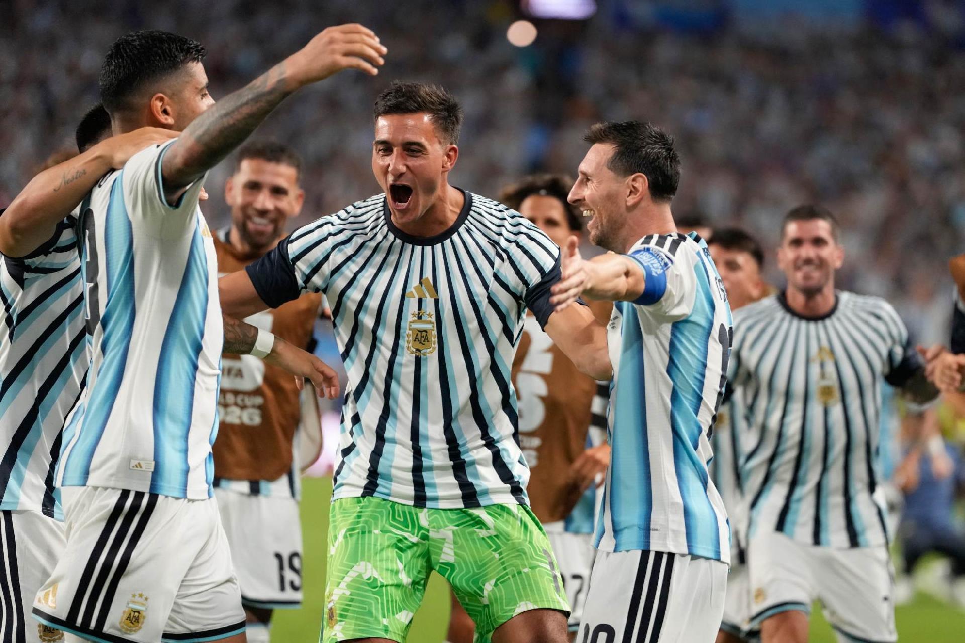 TyC Sports: Romero sẽ làm đội trưởng Argentina sau khi Messi và Otamendi rời đội