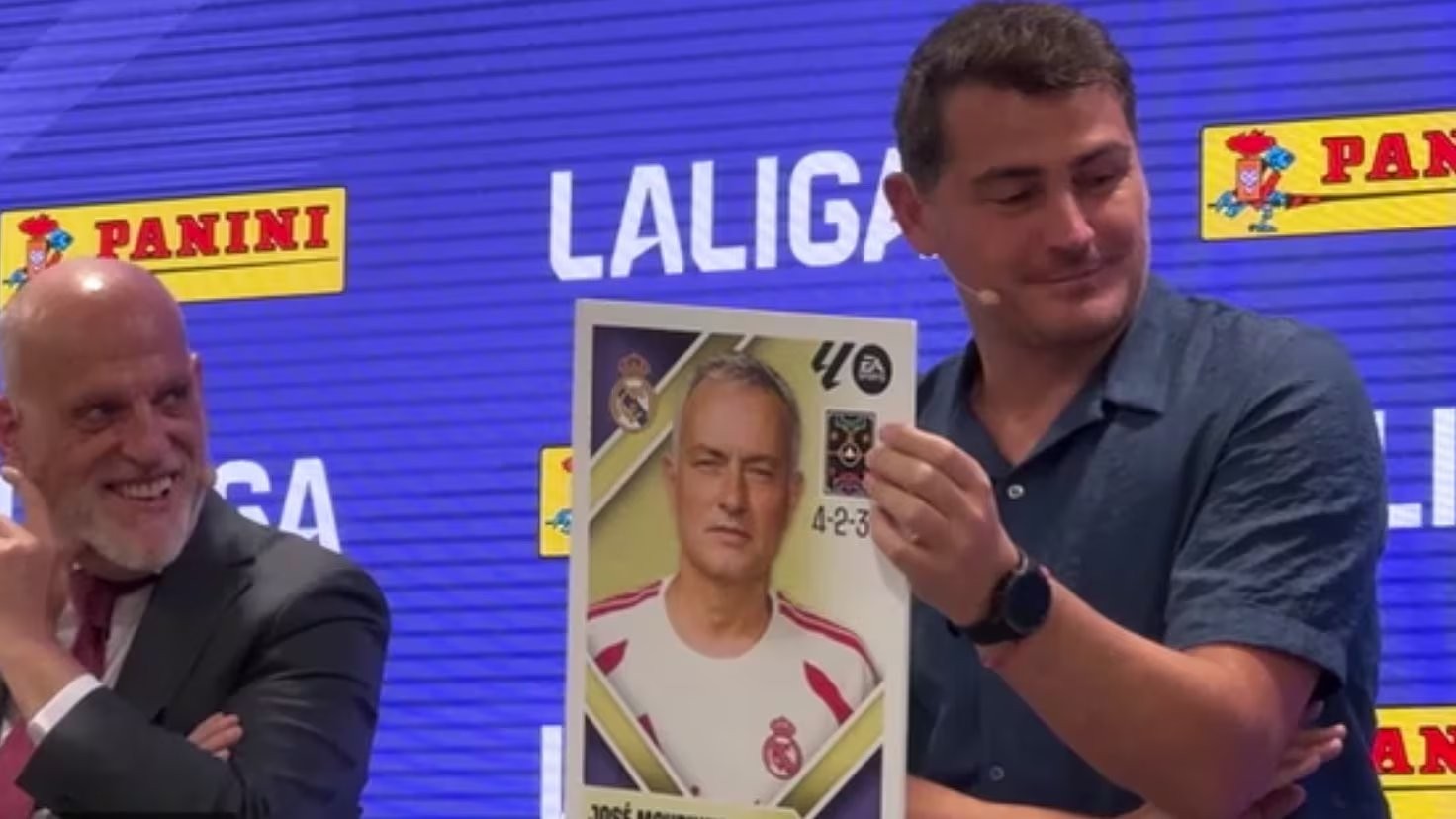 La reacción de Casillas cuando le dan un cromo gigante de Mourinho: viral al instante