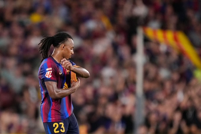 Kounde iguala a Abidal con 193 partidos como el francés con más apariciones en Barcelona