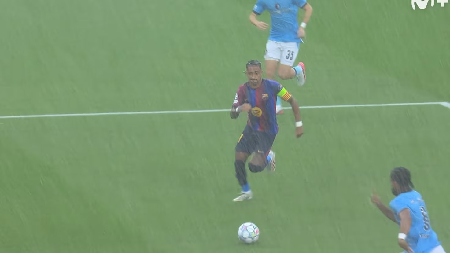 El golazo messianico de Raphinha: escandaloso cómo deja a dos rivales del Feyenoord