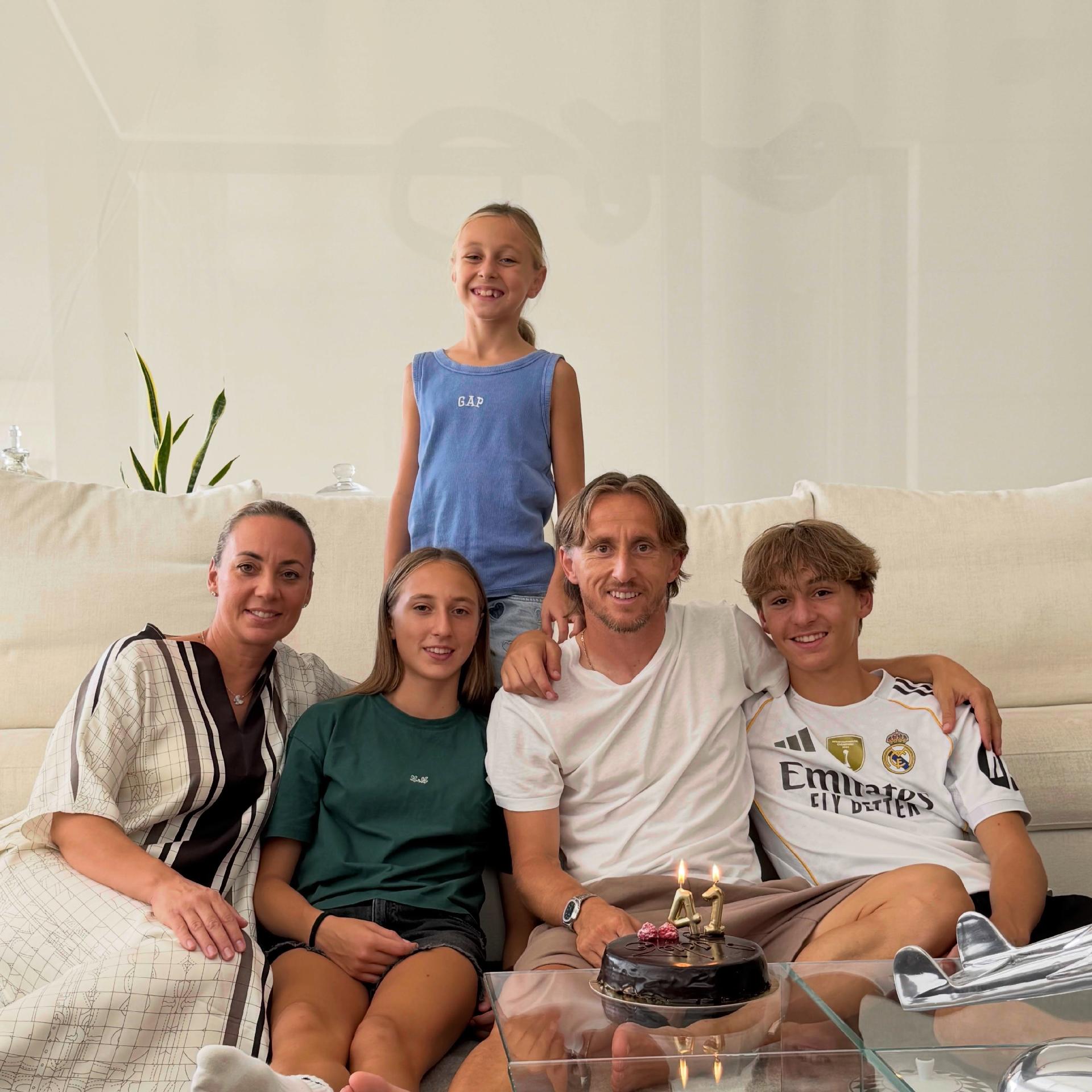 Modric festeggia il compleanno in famiglia, il figlio indossa la maglia del Real Madrid