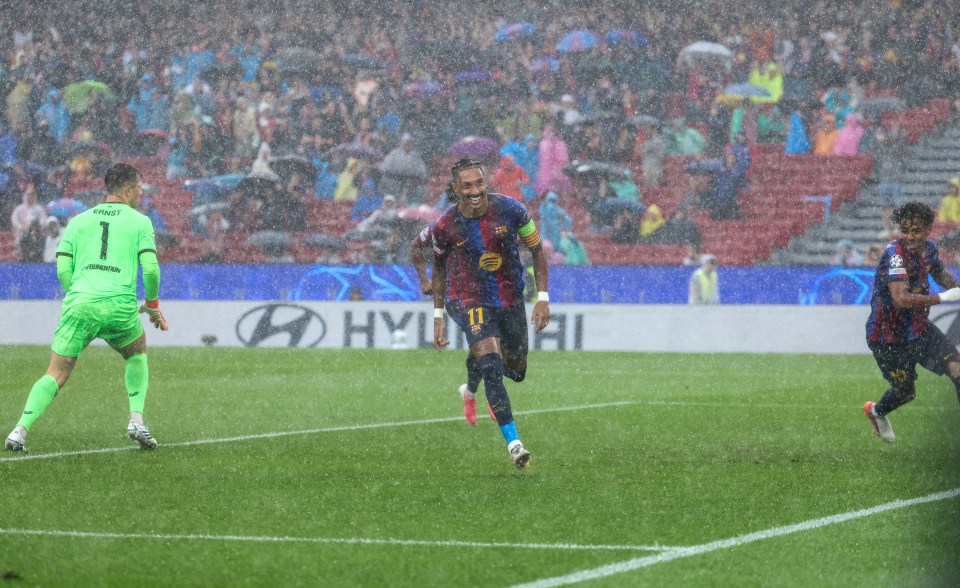 Camp Nou Kebocoran Parah saat Badai, Jurnalis Tidak Bisa Bekerja Normal