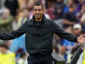 Feyenoord : Van Bronckhorst désigne le Barça comme « la meilleure équipe du monde »