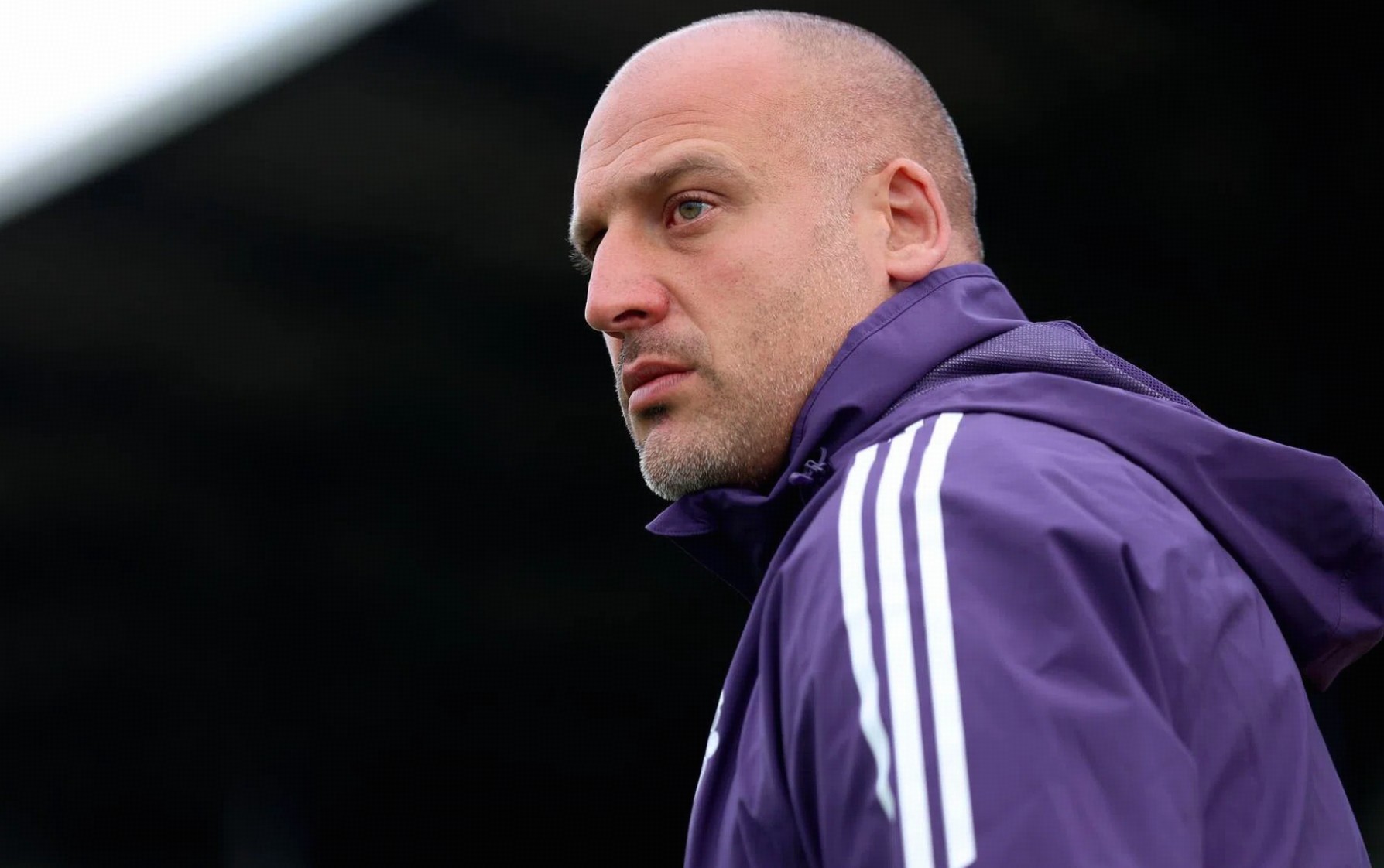 Offiziell: Adam Lawrence bleibt Trainer der Manchester United U21 und übernimmt nun die Leitung aller Profi-Entwicklungsteams, nachdem er die U18 zu zwei Titeln führte