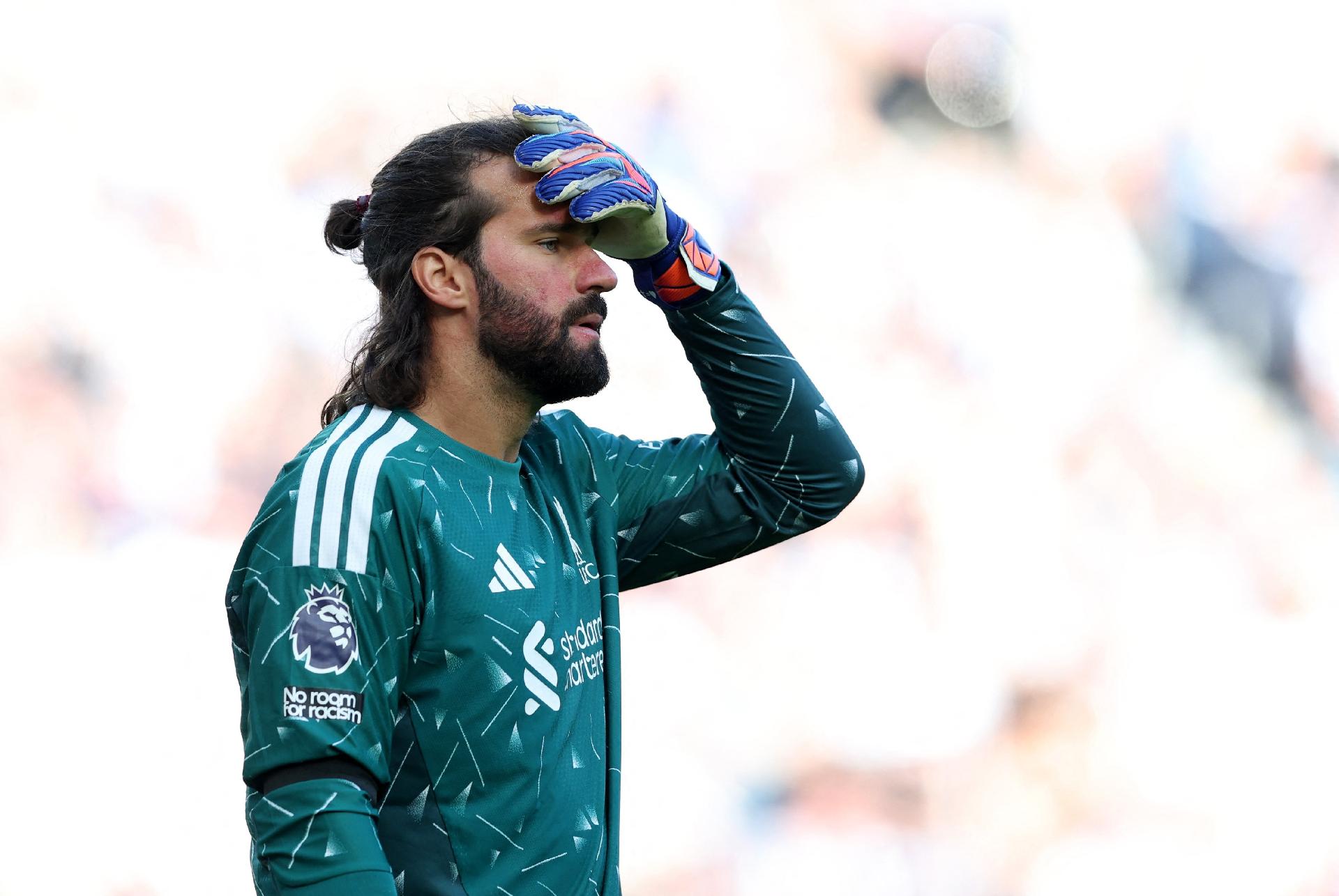 FA ปรับ Alisson 8,000 ปอนด์ โทษเตะป้ายเปลี่ยนตัวระบายอารมณ์หลังเปลี่ยนตัวล่าช้าทำเสียประตู
