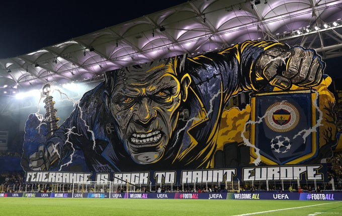Fenerbahçe accoglie la Roma con coreografia "Frankenstein": "Siamo tornati per scuotere l'Europa"