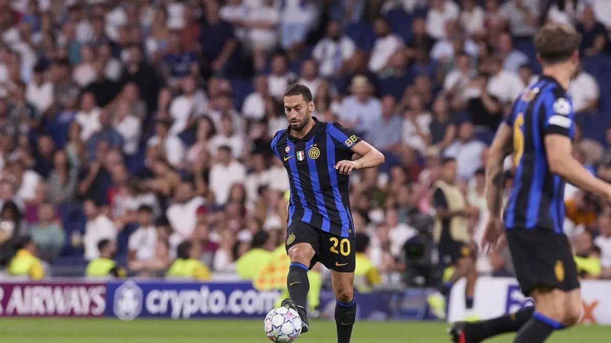 Sky Sports : l'Inter prévoit de discuter de la prolongation de Calhanoglu avec son agent