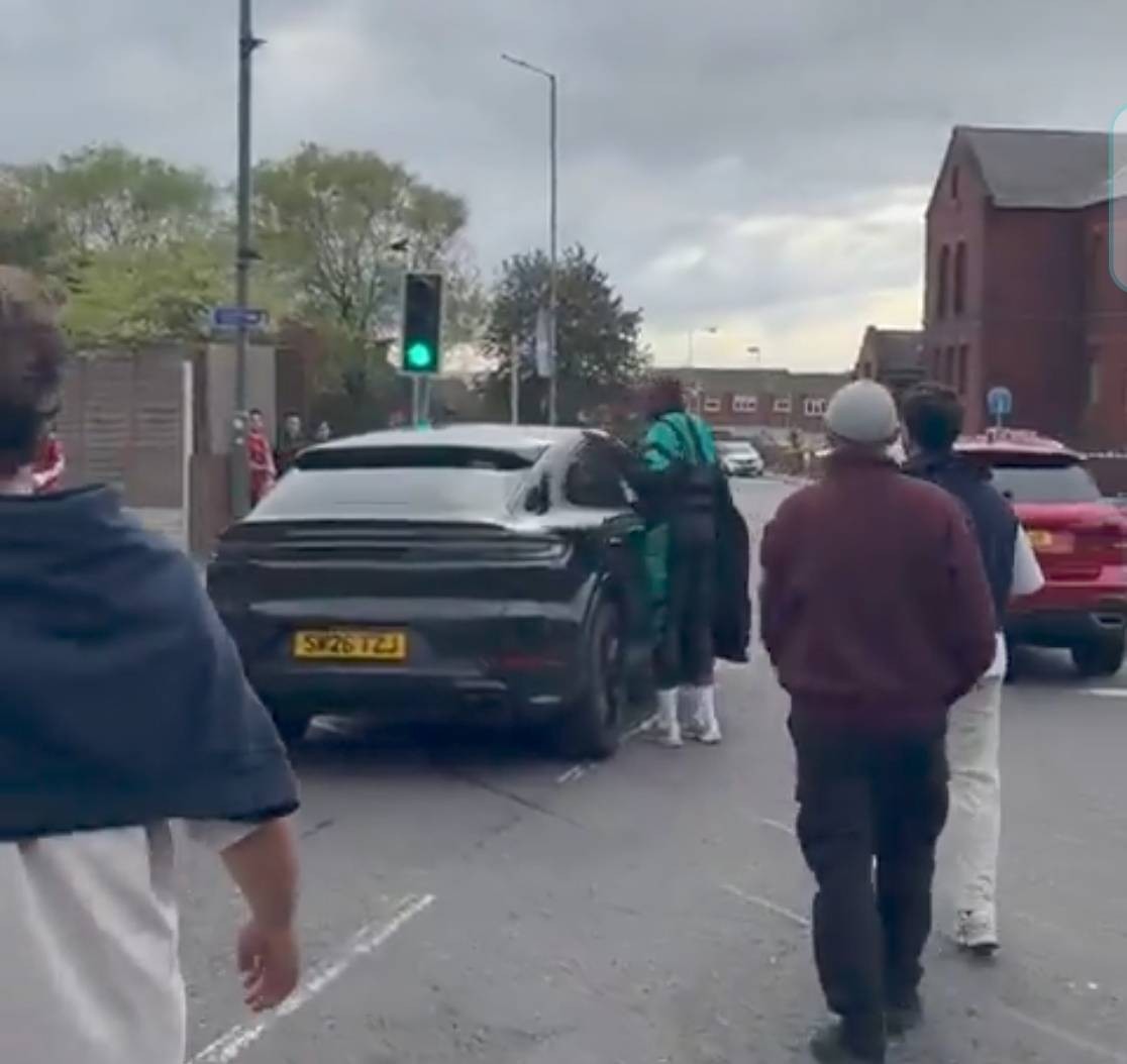 Hậu vệ Liverpool Jacquet bị CĐV chỉ trích vì không dừng xe chào fan nhí