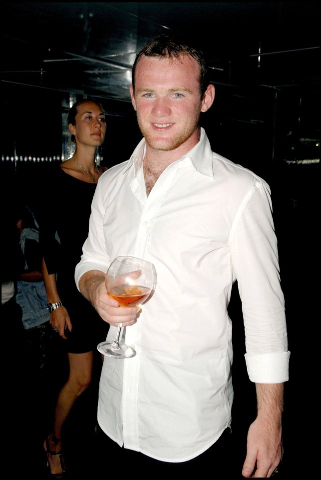 Rooney niega haber fumado en concentraciones tras revelación de su excompañero Carroll