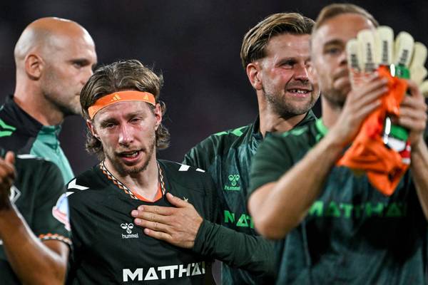Weiser del Werder Bremen regresa tras 14 meses de lesión y se emociona hasta las lágrimas