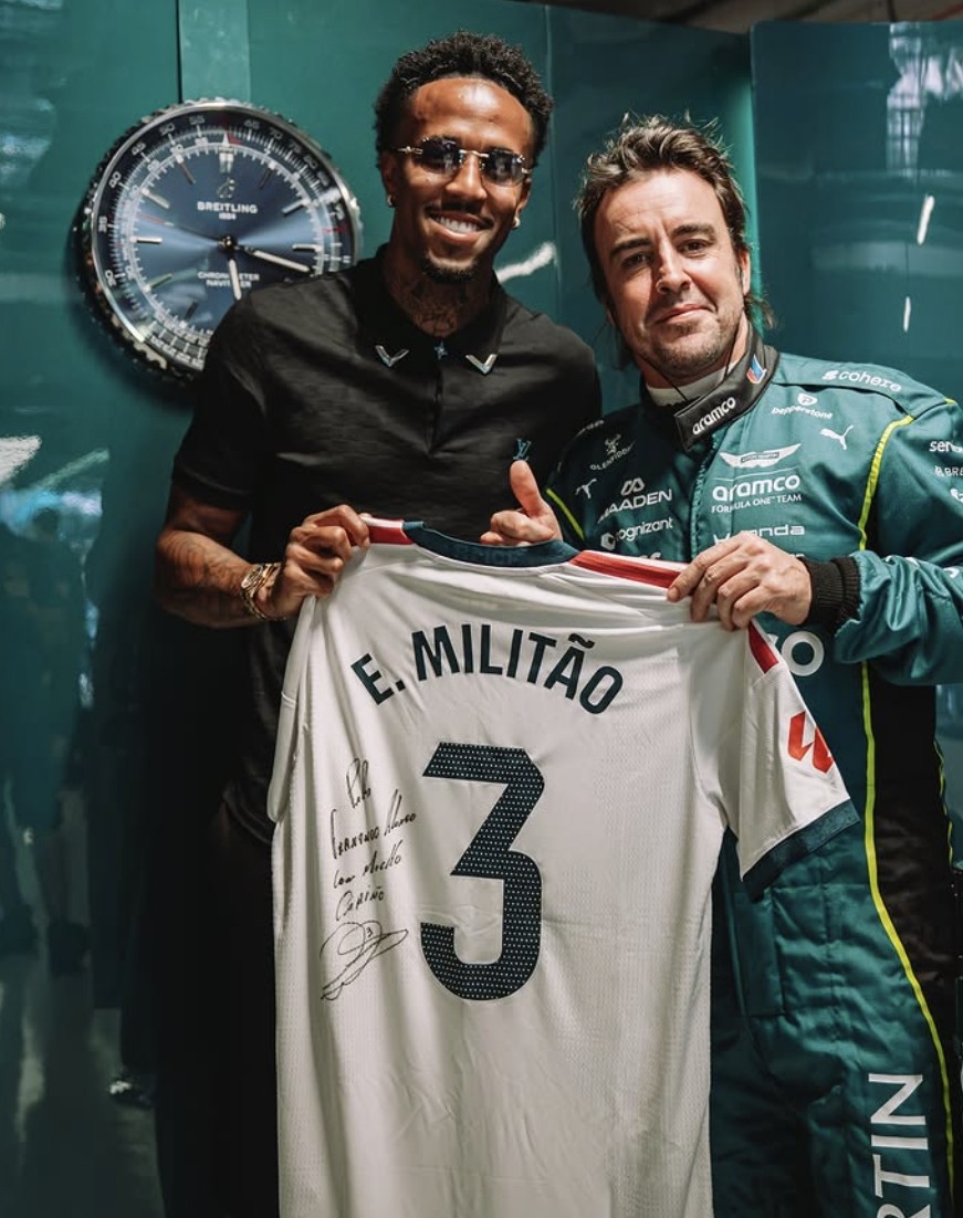 Militao visita el garaje de Aston Martin, se encuentra con Alonso y posa para fotos