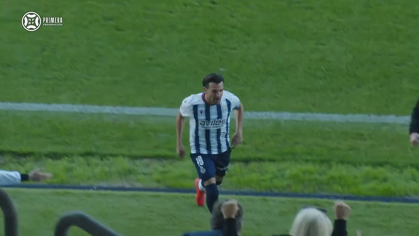 Hay que ponerse en pie para disfrutar el golazo de Natalio a sus 41 años: sólo que se le ocurra es de ser un g