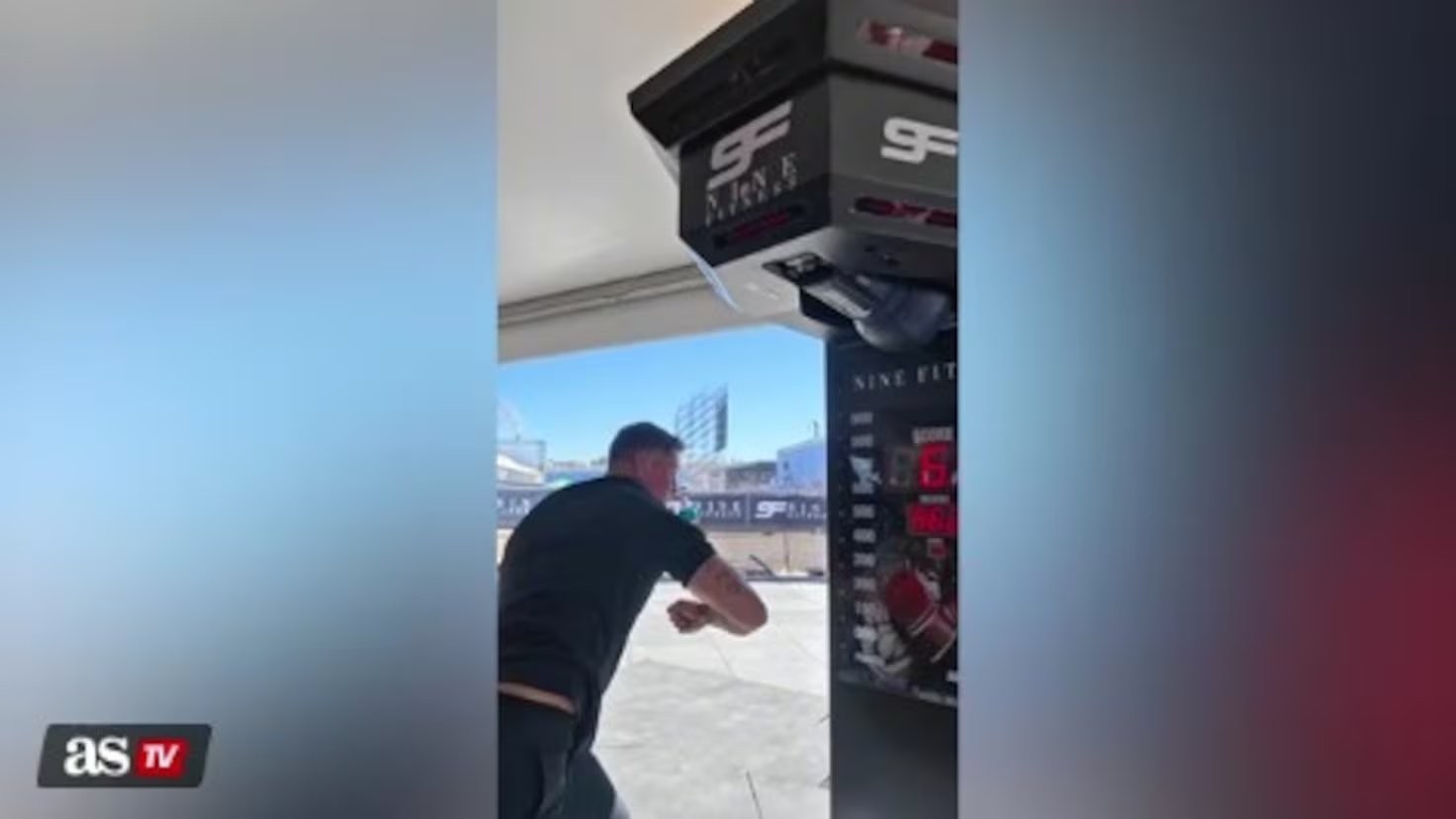 ¡Es aún más bestia de lo que piensas! Fernando Torres, intentando batir el récord de fuerza de un puñetazo