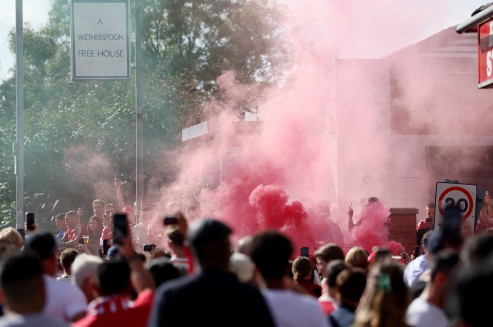 The Sun: Ratusan Fans Manchester United Protes Glazer dan Ratcliffe Jelang Derbi Manchester