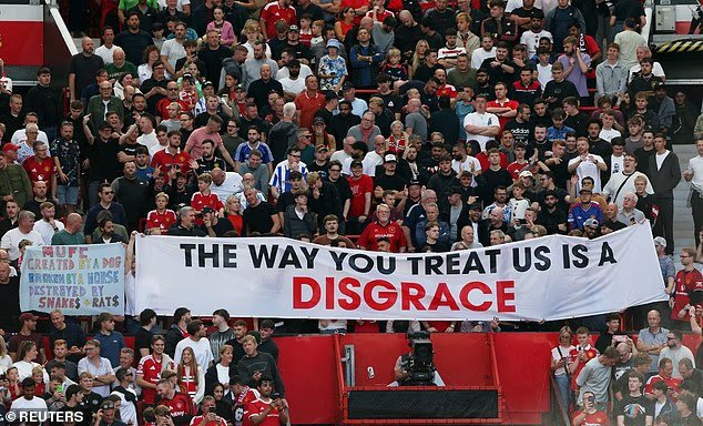 Man Utd bị cổ động viên treo biểu ngữ chỉ trích vì gây tổn hại đến người hâm mộ vô tội trong cuộc đàn áp buôn bán vé chợ đen