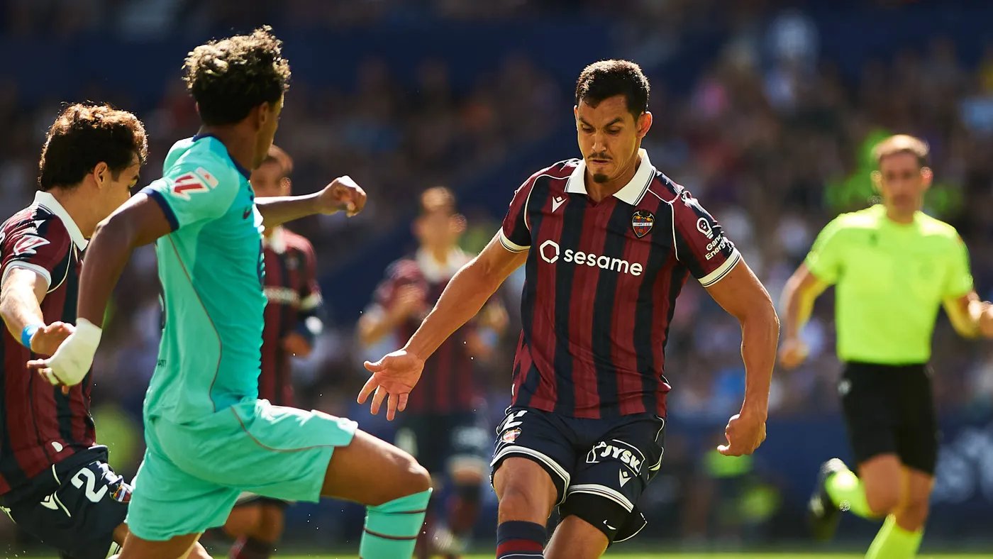 Chuyên gia trọng tài: Penalty của Barcelona trước Levante bị thổi oan